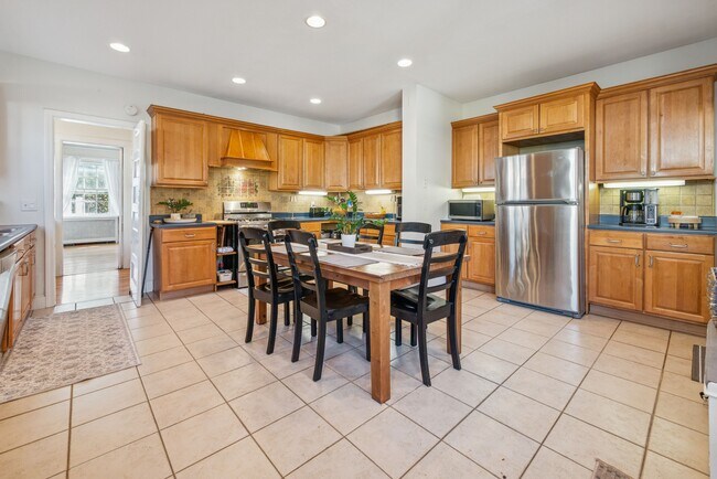 Building Photo - 258 Ridgewood Ave