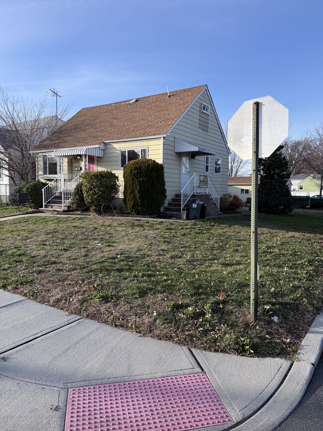 Building Photo - 21 Bellport Pl