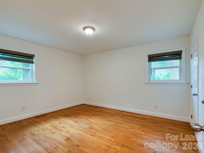 Building Photo - 5646 Oak Dr
