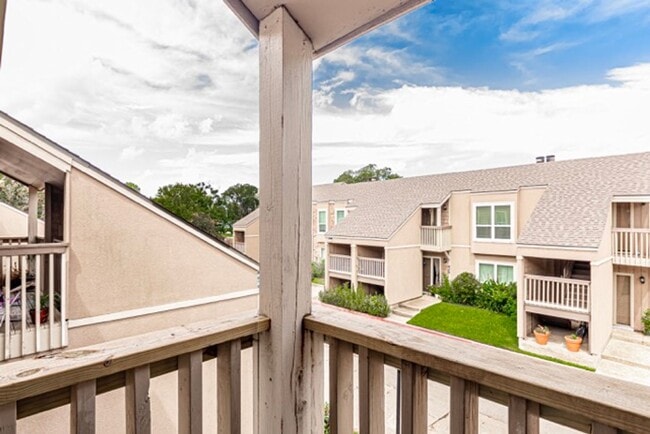 Building Photo - 2 Bedroom Condo with Pool and the Convinience of a Jefferson Hwy Address!