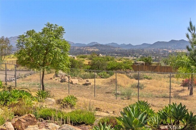 Building Photo - 1716 Cedar St