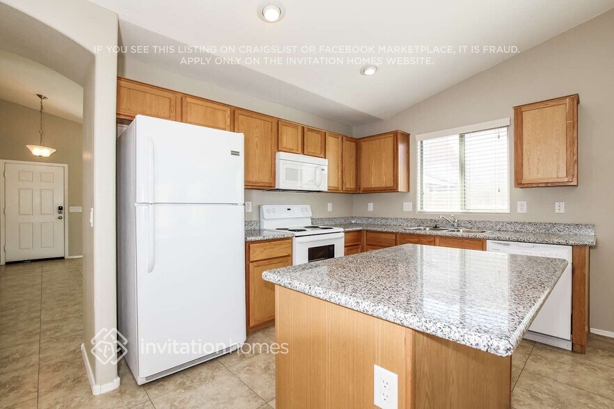 Building Photo - 2628 W Tamarisk Ave