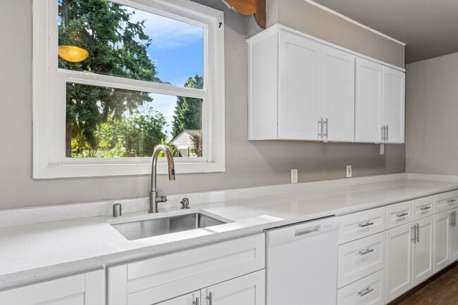 Building Photo - Updated 3-Bed Retreat on a Quiet Street – ...