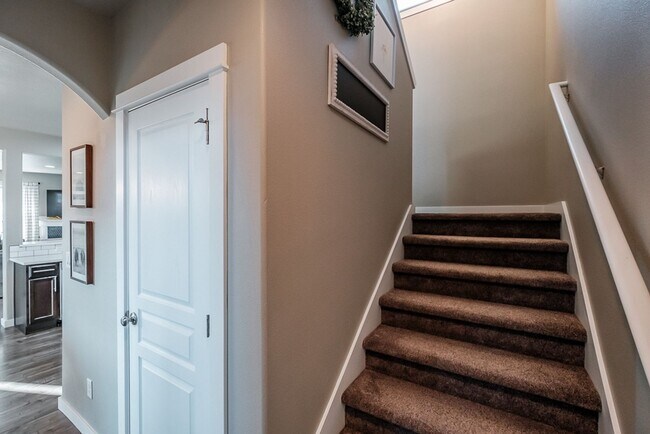 Building Photo - Beautiful 3 Bedroom on Large Corner Lot!