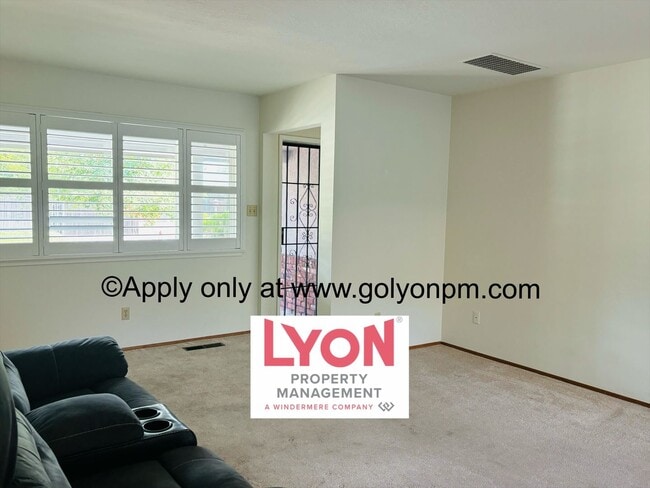 Building Photo - Spacious 2 bedroom, single level duplex in...