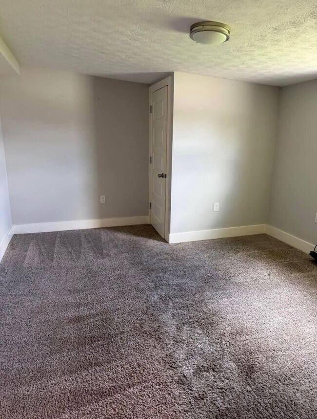 Building Photo - 4 Bedroom 2 Bathroom For Rent