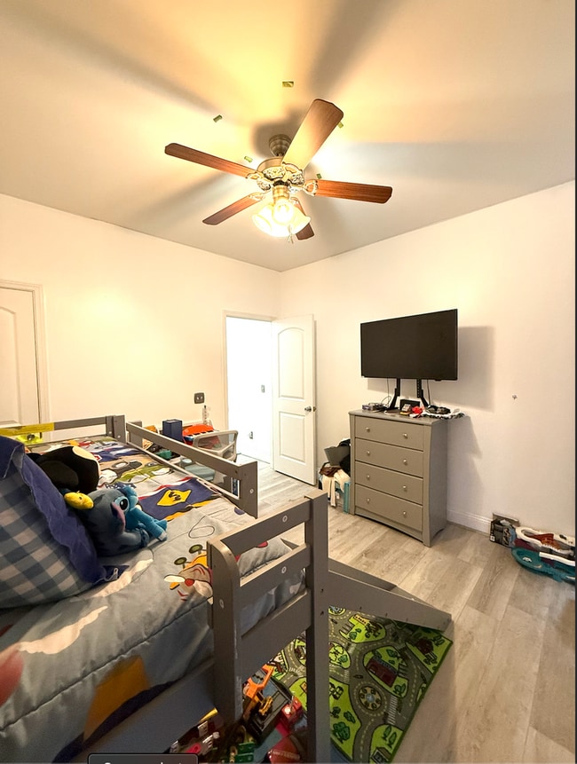 Building Photo - 4 bedroom 2.5 bath home