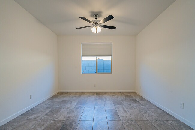 Building Photo - 15877 W Mauna Loa Ln