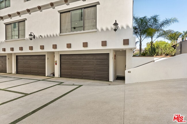 Building Photo - 1153 Beachwood Dr