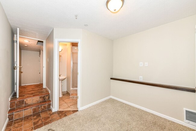 Building Photo - 2 Bed 2 Bath Townhome in Broad Ripple! Nature Trails!