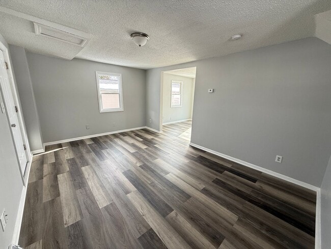 Building Photo - 2026 Renovation – Clean, Updated 2-Bedroom Near Shopping & Highways