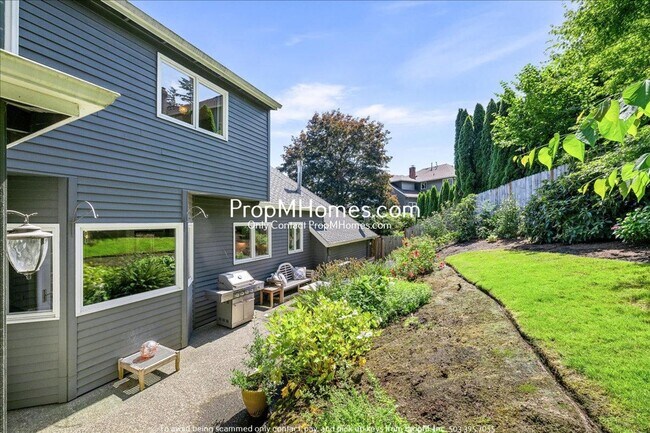 Building Photo - 17981 SW Meadowlark Ln