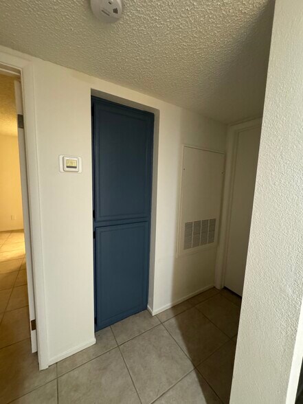 Building Photo - 1575 W Warm Springs Rd