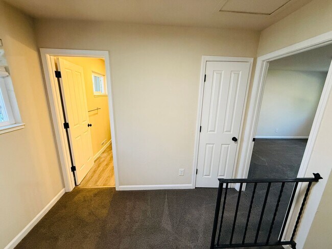 Building Photo - 3 bed 2 bath unit with 1 car garage - Pet Friendly