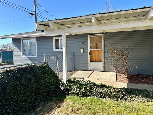 Building Photo - Hard to find 2 bdrm, 1.5 bath unit with water, sewer, and garbage.  Onsite laundry and A/C!