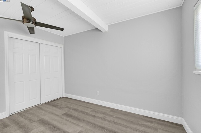 Building Photo - 1167 Holmes Ct