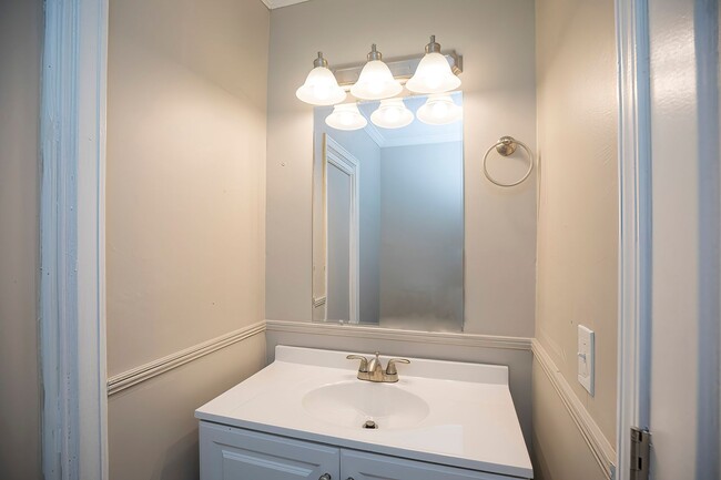 Building Photo - ** 4 Bed 2.5 Bath located in Mcgehee Allen...