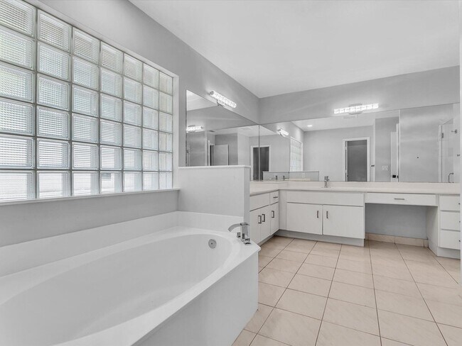 Building Photo - 10434 NW 6th Ct