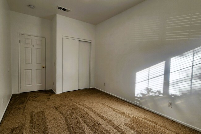 Building Photo - $1,000 OFF 1ST MONTH RENT$ 4Bd, 2Ba  Murri...