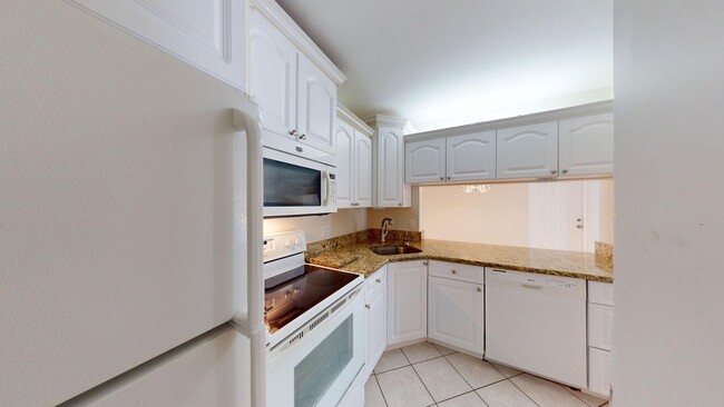 Building Photo - Beautiful 2 Bed / 2 Bath in Palm Club Vill...