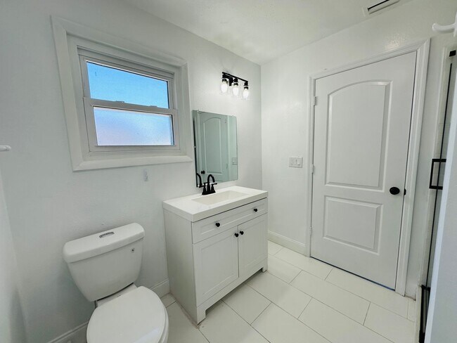 Building Photo - Charming 3 Bed, 2 Bath Oasis: Minutes from...