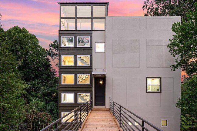 Building Photo - 335 Eureka Dr NE