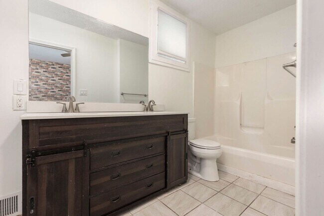 Building Photo - 522 Zane St