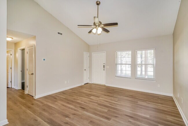 Building Photo - 102 Riverwood Dr