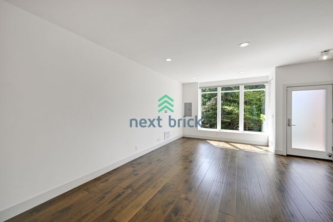 Building Photo - 3 BED & 2 BATH TOWNHOUSE FOR RENT