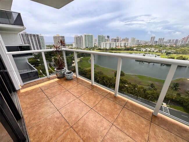 Building Photo - 3625 N Country Club Dr