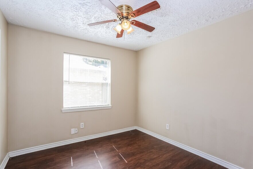 Building Photo - 11 Crestbriar Ct