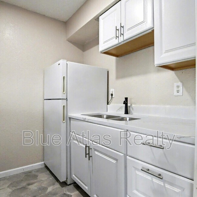 Building Photo - 5519 Wellesley Ave