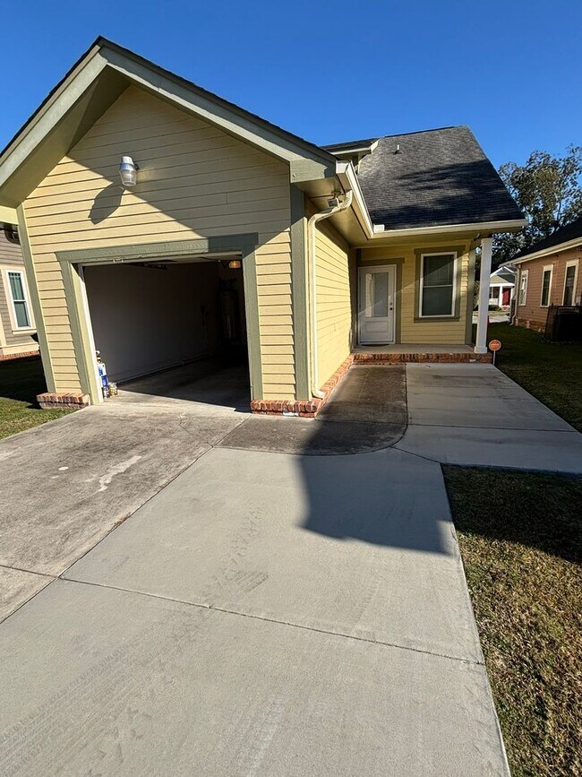 Building Photo - 3 bdrm 2.5 bath in downtown area