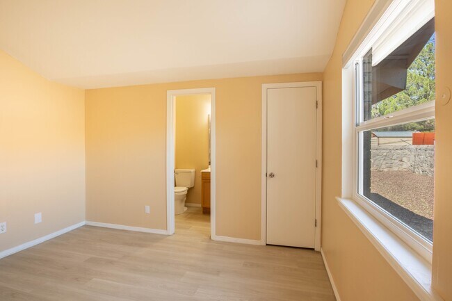 Building Photo - 623 Paula Pl