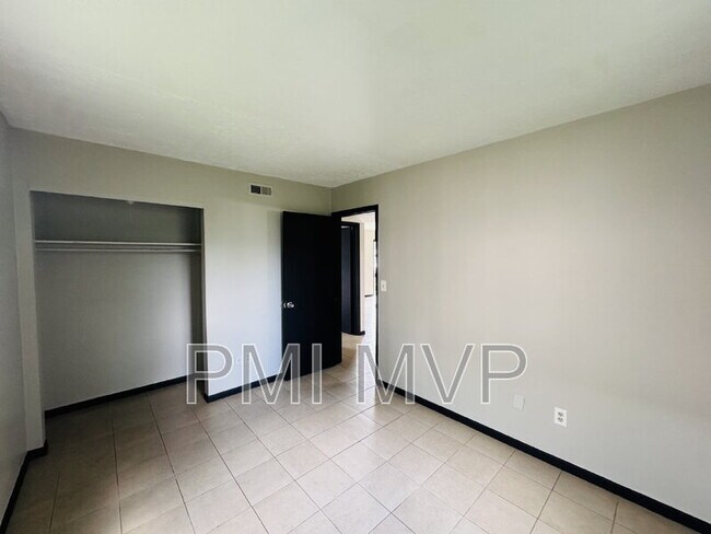 Building Photo - 828 Whitethorne Ave