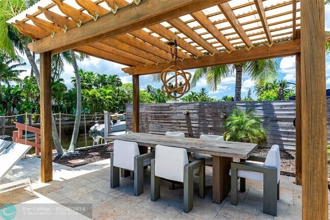 Building Photo - 1704 SW 4th Ct