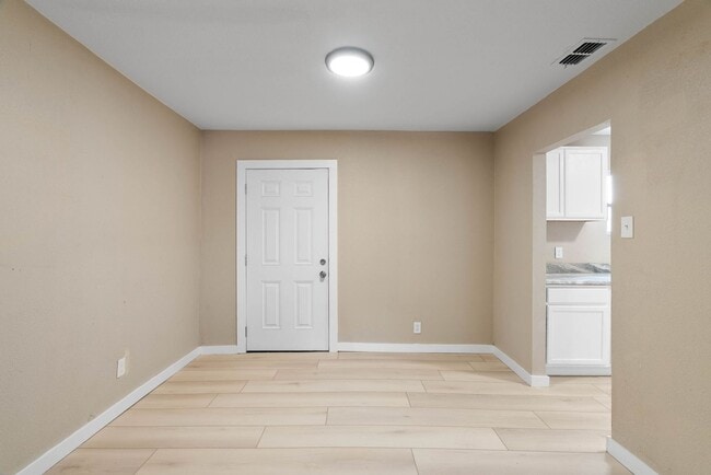 Building Photo - Ready for move in