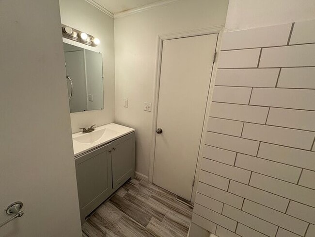 Building Photo - Beautiful 3-Bedroom Home with Spacious Liv...