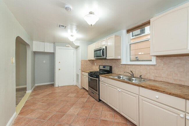 Building Photo - 413 24th St