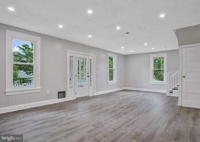 Building Photo - 8700 Maple Ave