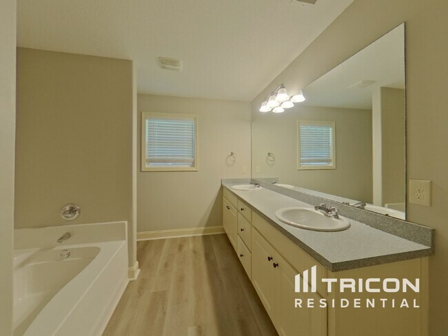 Building Photo - 507 Embassy Walk