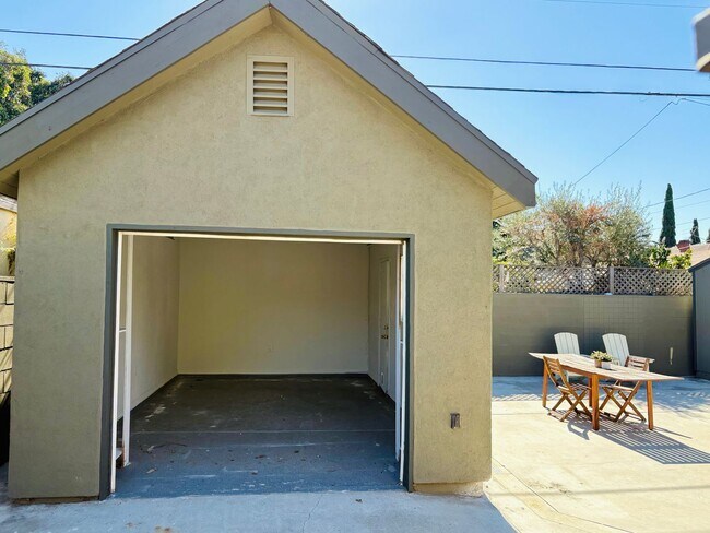 Building Photo - 2130 W 29th Pl