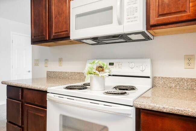 Building Photo - Beautiful 1 bedroom condo Resort style guard gated community