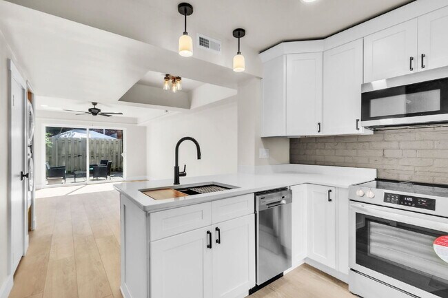 Building Photo - Newly Renovated 2 BR/ 1.5 BA Condo off Eas...
