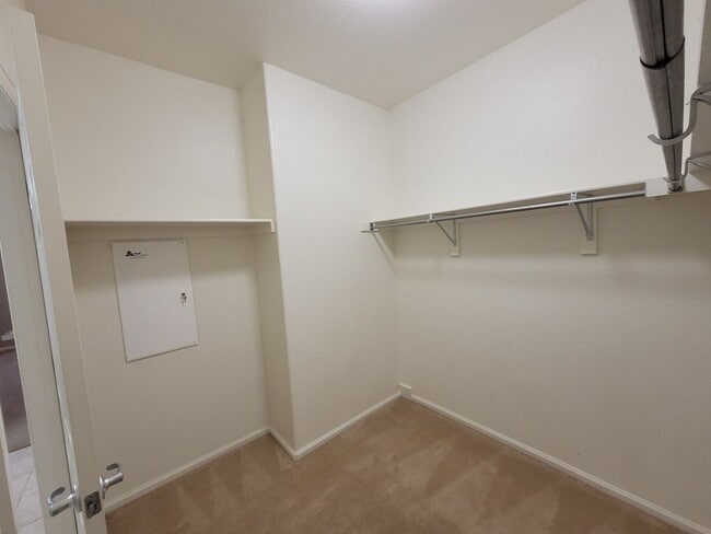 Building Photo - **Cozy condo available in Lowry!!**