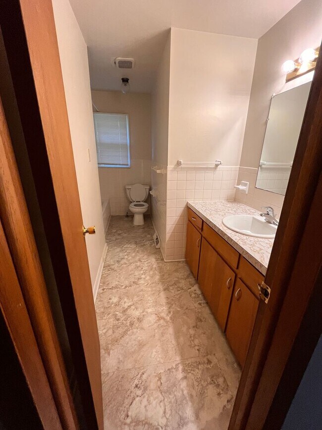 Building Photo - Single Family Home - 3 bedrooms and 1.5 bathrooms in Phelps Grove neighborhood. Ready for move-in...