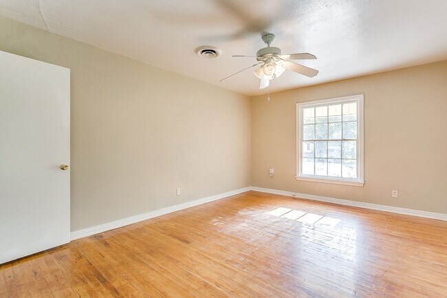 Building Photo - Ready for New Tenants- 2 bedroom 1 bath with an Additional Flex Room  Minutes from TCU- 76109