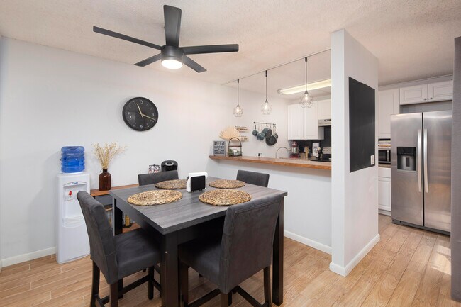 Building Photo - 2980 SW Sunset Trace Cir