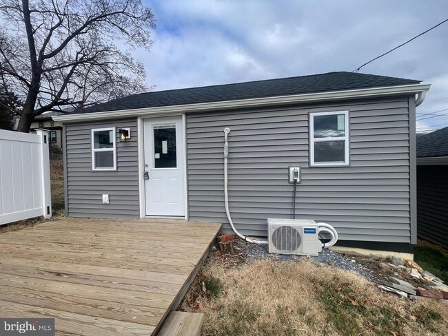 Building Photo - 25 W 33rd St