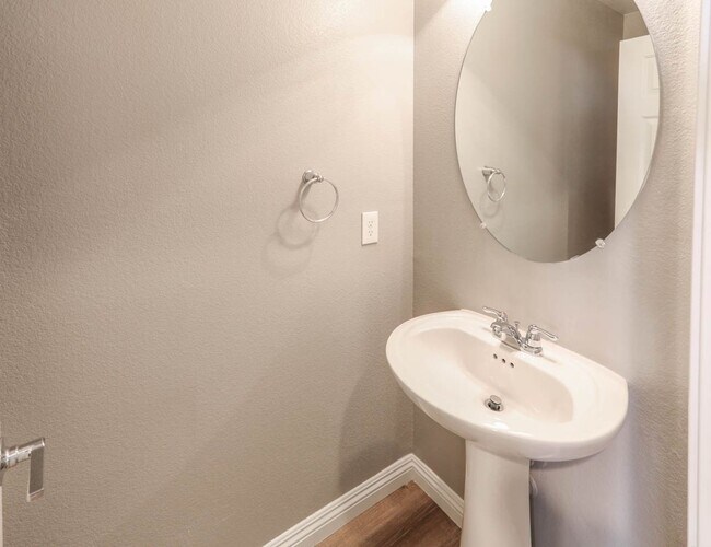 Building Photo - Beautiful 3 Bedroom Townhome With Stunning Mountain Views